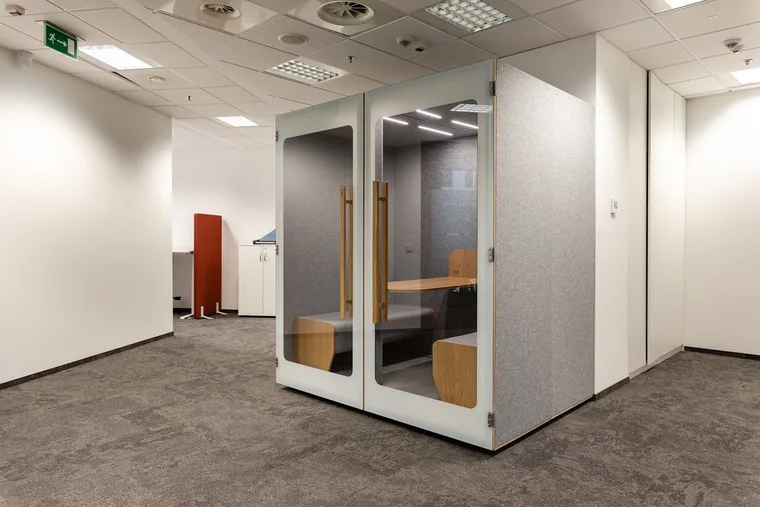 HIDE H4 acoustic booth with a table and benches standing in an open-space corner