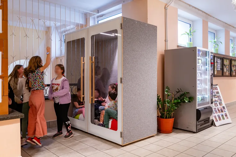 HIDE H2 Akustikkabine in einem Schulflur, mehrere Kinder sitzen gemeinsam darin